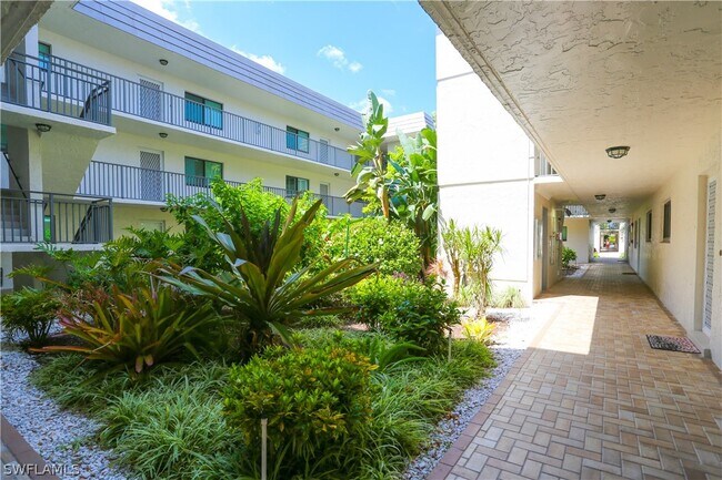 Building Photo - 788 Park Shore Dr