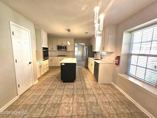 Building Photo - 63 Skyline Dr