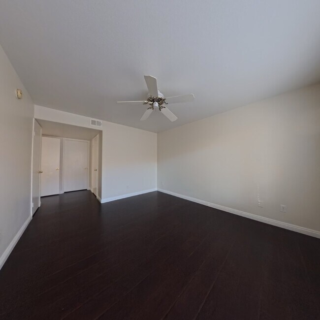 Building Photo - 3 Bedroom | 2nd Floor | Laminate Floors | Gated Community