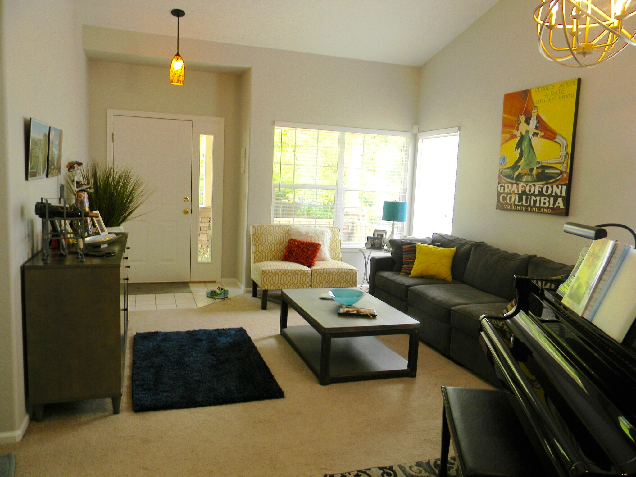 Entry and Living room...new beautiful carpet! - 5835 S Harlan St