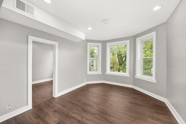 Building Photo - 6813 S St Lawrence Ave