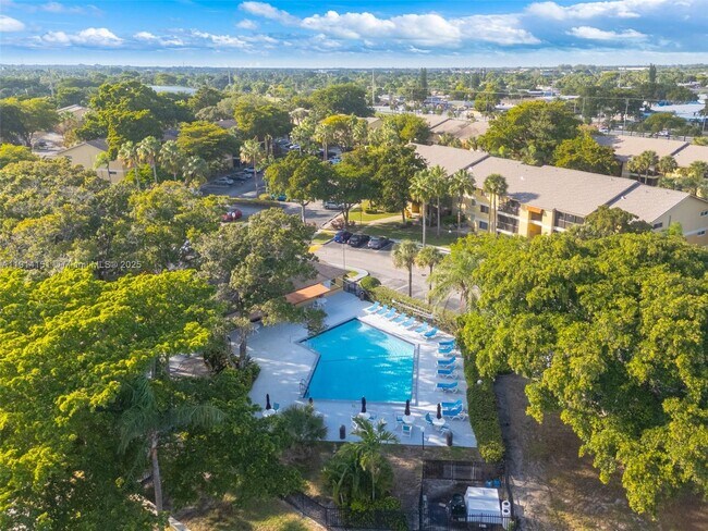 Building Photo - 3065 N Oakland Forest Dr