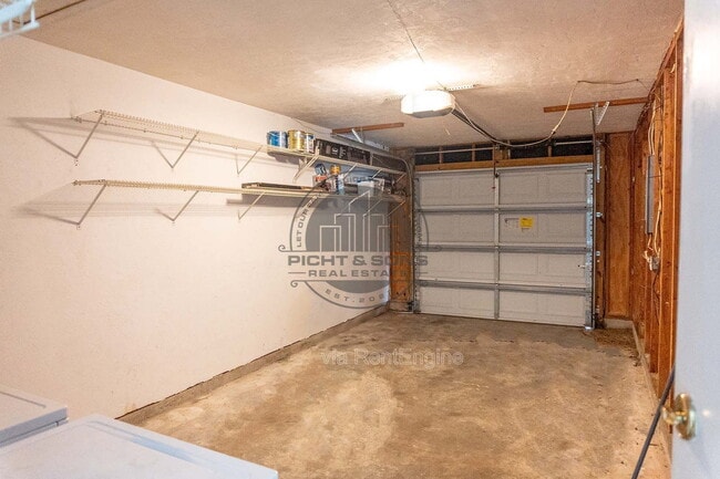 Building Photo - 3223 Albert Dr