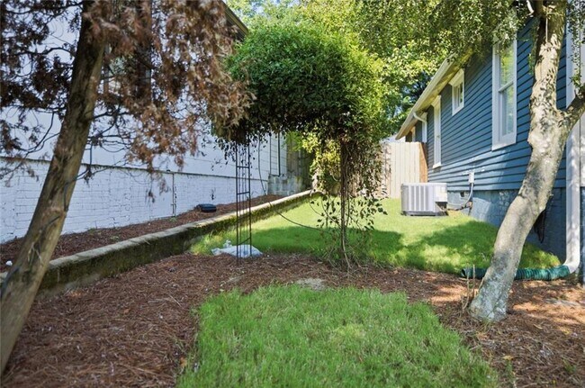 Building Photo - 379 Patterson Ave SE