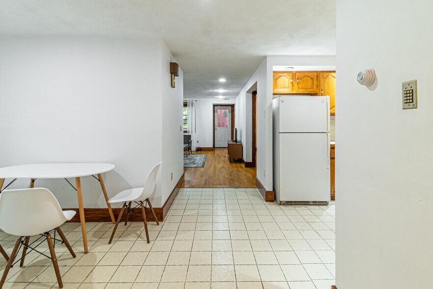 Building Photo - 166 Auburn St