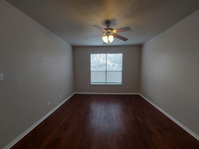 Building Photo - Lovely 4 Bedroom Home with Master Downstai...