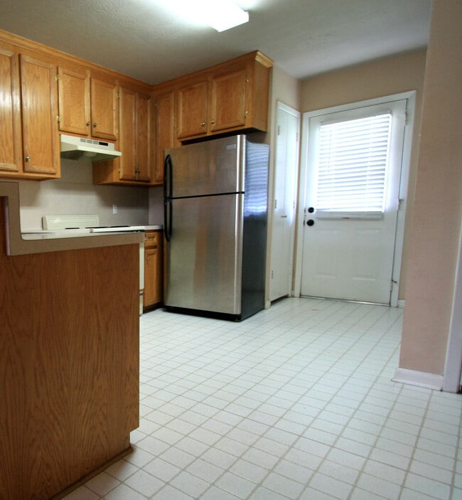 Building Photo - 901 Camellia Ct