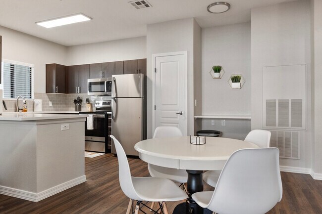 Building Photo - 15 W Villa Rita Dr