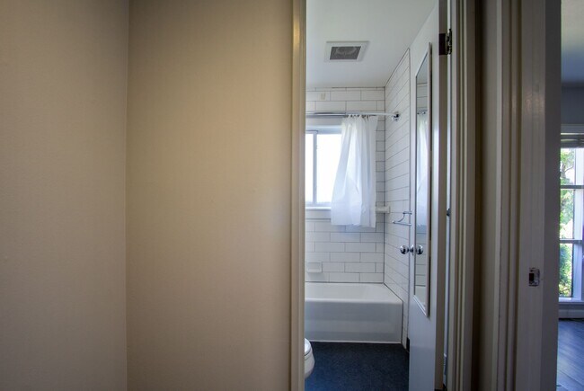 Building Photo - John's Landing: Mid-Century Studio w/ Walk-Through Closet!
