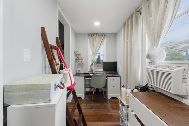 Building Photo - 17 Troy St