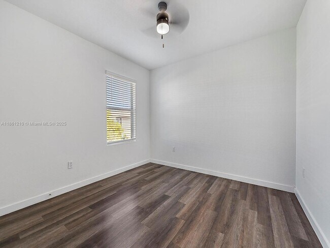 Building Photo - 501 NE 6th Ct