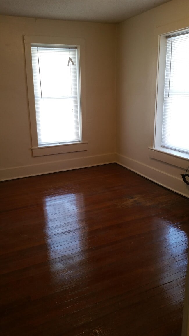 Building Photo - 702 N 6th St