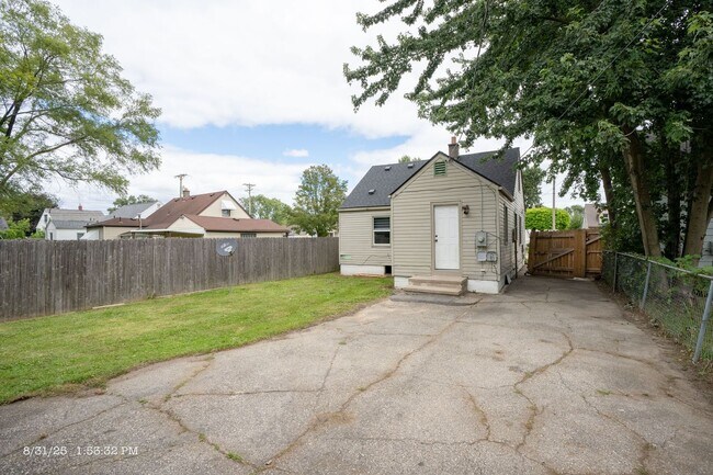 Building Photo - 28253 Schram St