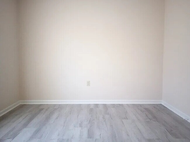 Building Photo - 3 Bedroom 2 Bathroom