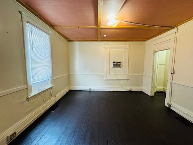 Building Photo - 3 Bedroom/ 1.5 Bathroom House -Near WVU Ma...