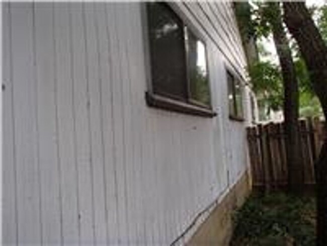 Building Photo - 1033