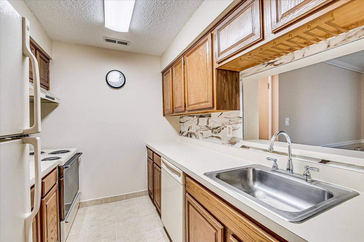 Building Photo - 211 Ravens Crest Dr