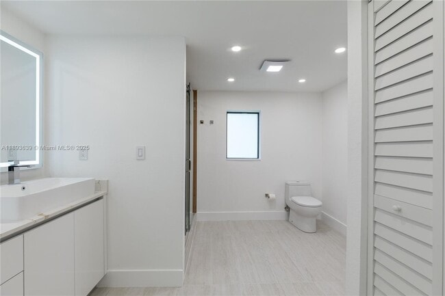 Building Photo - 6731 SW 33rd St