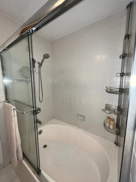 Primary tub/shower - 413 La Quinta Ct