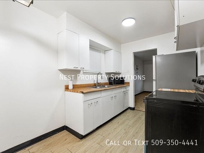 Building Photo - 1213 Vandenburg Ave
