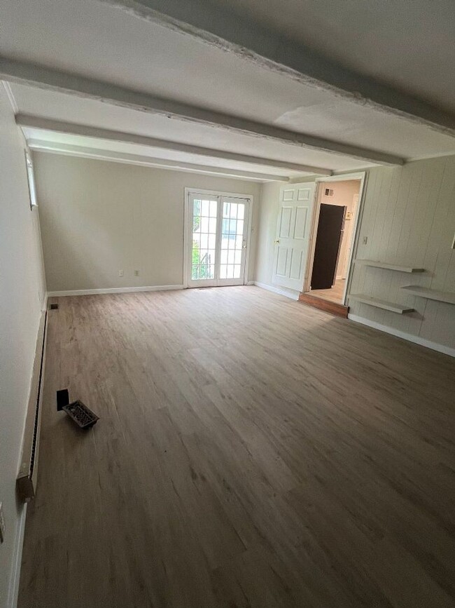 Building Photo - Spacious and Freshly Remodeled in Ritenour...