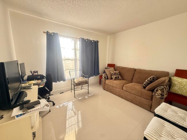 Building Photo - 4640 Lucerne Lakes Blvd W