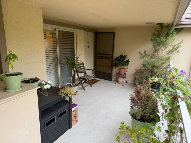 Building Photo - Spacious 2 BED/ 1.5 BATH in Encino Royal (...