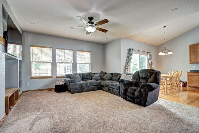 Building Photo - Canterberry Crossing Parker CO 4 bed 3 bat...