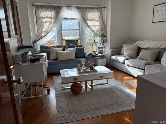 Building Photo - 140-99 Burden Crescent