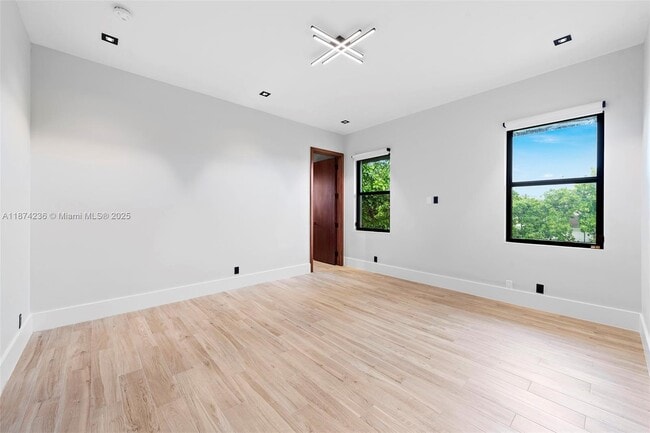 Building Photo - 461 Poinciana Dr