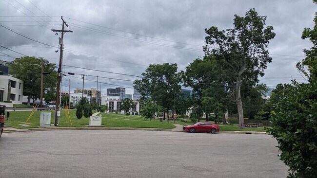 Building Photo - Walking distance to the Gulch & Music row!