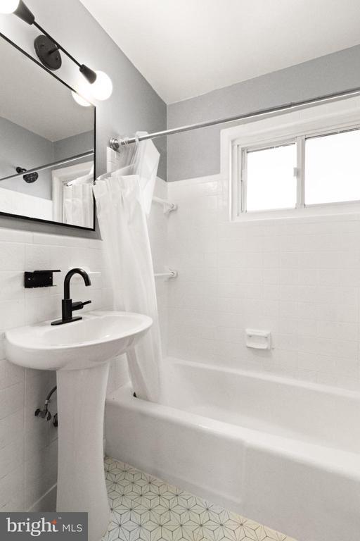 Building Photo - 2444 S Culpeper St