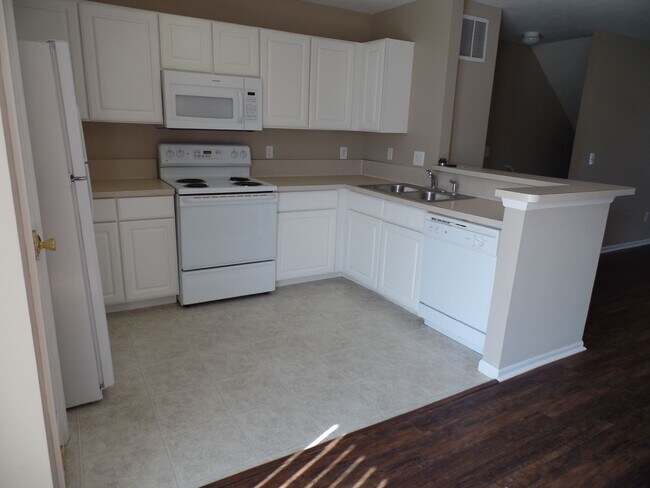 Building Photo - 723 Lazelle Rd