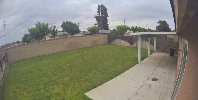 Building Photo - Don't miss this out 3 bedroom 2 bath with solar in Hanford!