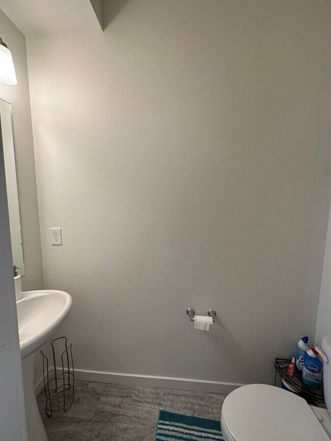 Building Photo - 4 br, 2.5 bath House - 6121 Ashmore Ln