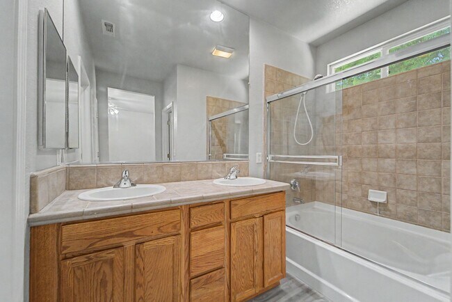 Building Photo - 4 bedroom 2 bath home located in Yuba City
