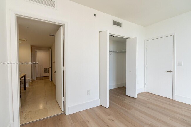 Building Photo - 495 Brickell Ave