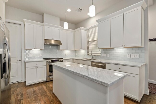 Building Photo - 3022 Maxroy St