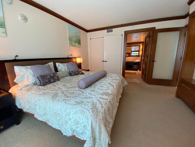 Building Photo - 6801 Collins Ave