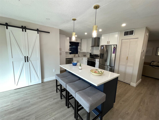 Building Photo - 4000 Del Rio Way