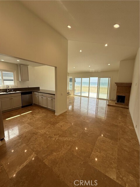 Building Photo - 3012 W Oceanfront