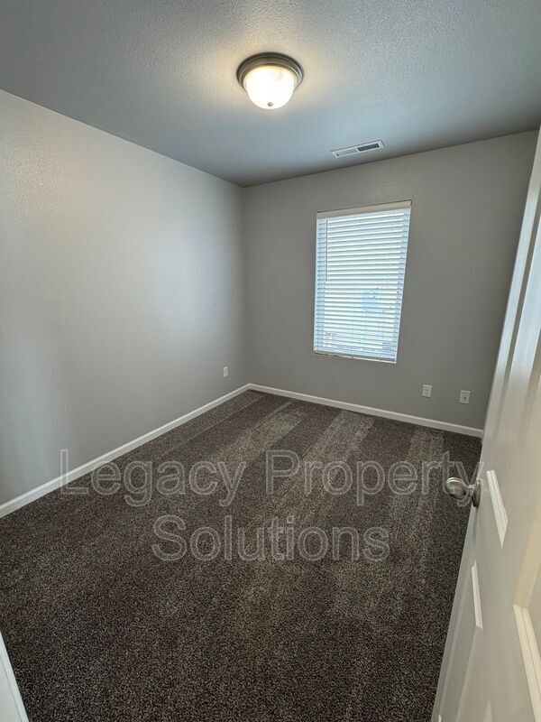 Building Photo - 719 Hillcrest Dr SE
