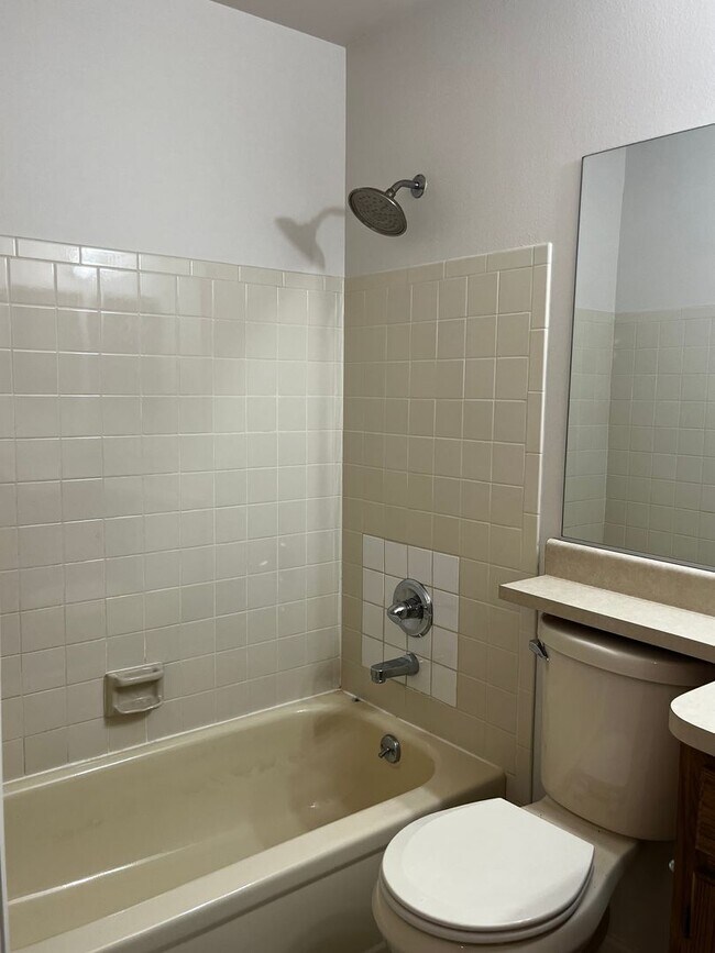 Building Photo - Well Maintained 2 bed 2 bath condo in Woodside Village!