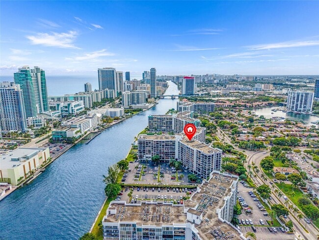 Building Photo - 600 Parkview Dr