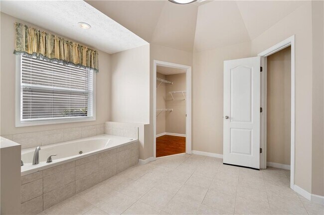 Building Photo - 1943 Jameson Cir NE