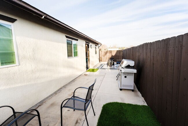 Building Photo - 451 E Lincoln Ave