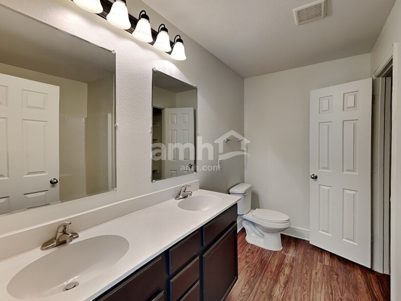 Building Photo - 1938 Cross Oaks Dr