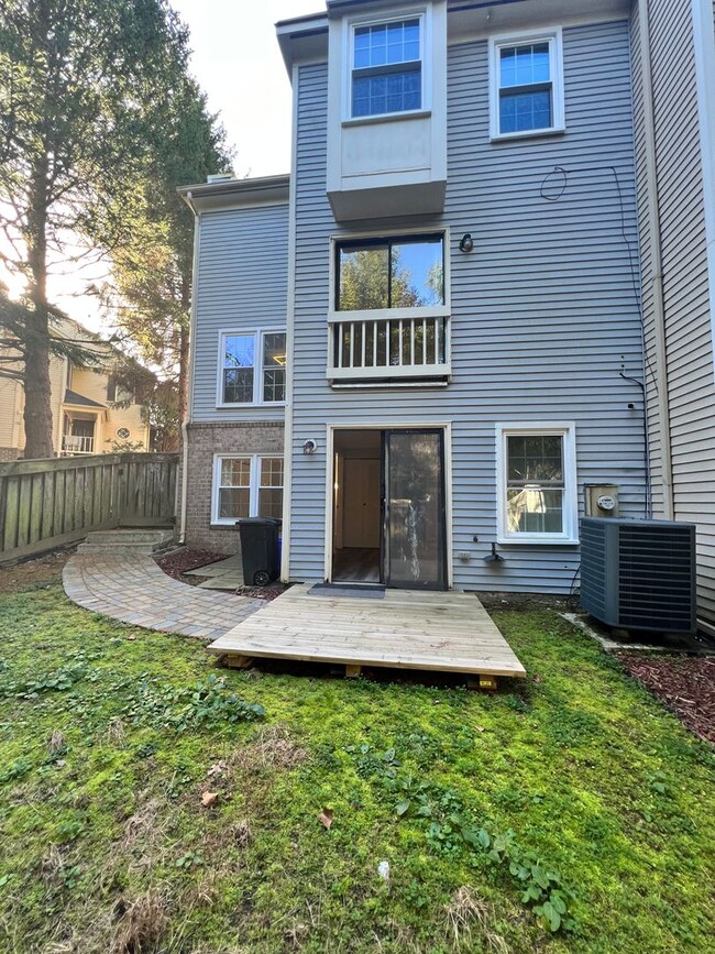 Building Photo - Newly Renovated 4 BR/3.5 BA Townhome in Su...