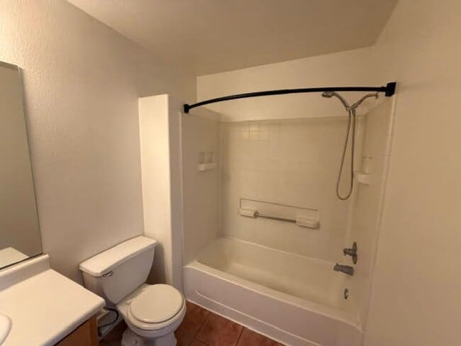 Building Photo - 3 bedrom 2.5 bath Gated Community Townhome with community  Pool, Spa & Private Garage