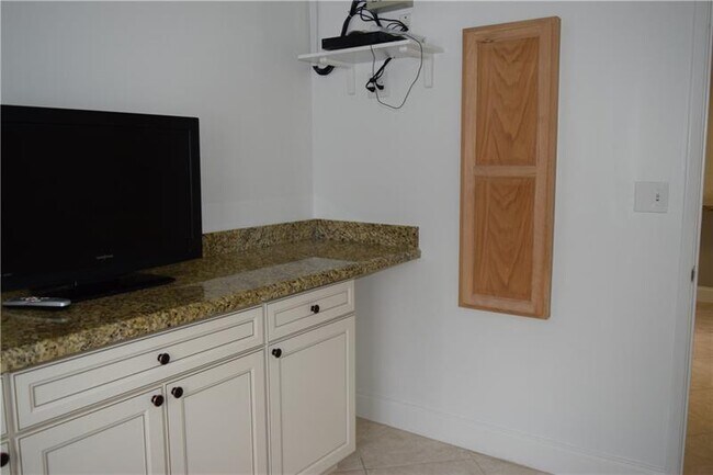 Building Photo - 4625 Glenwood Dr